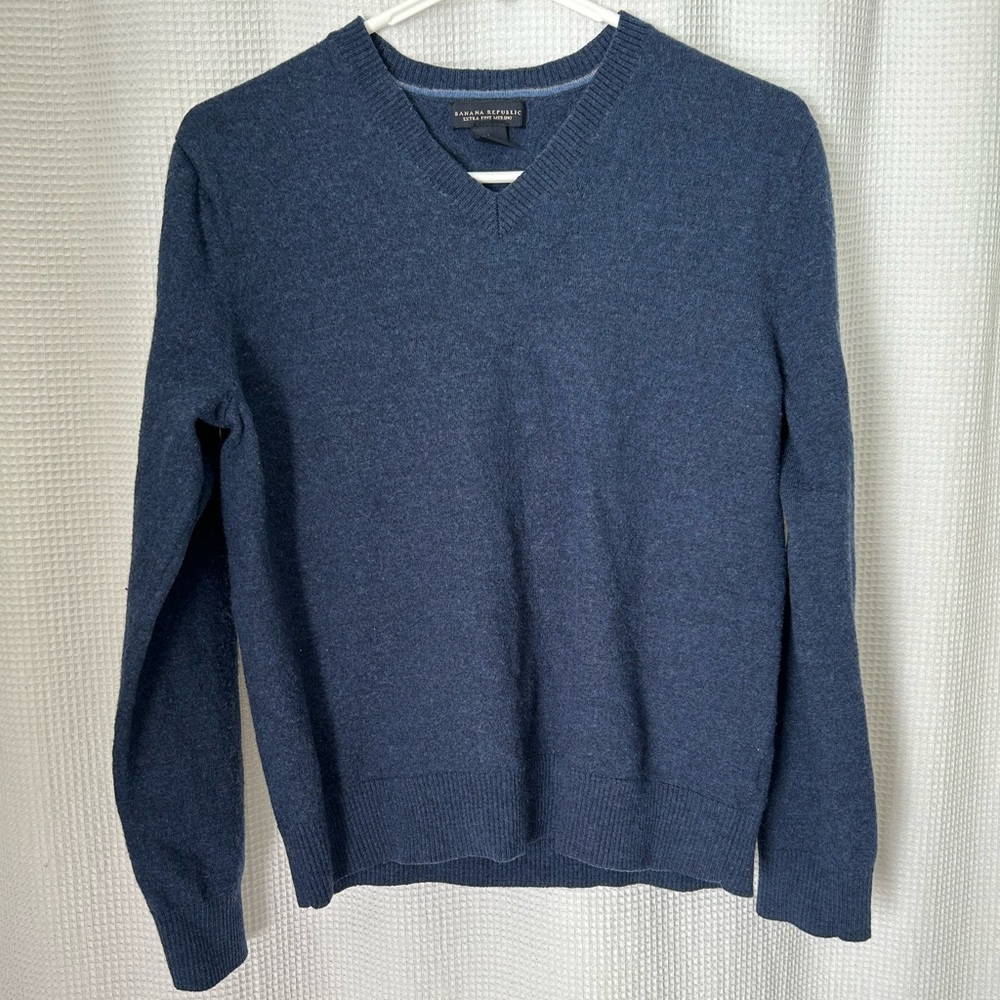 Banana Republic Women’s‎ L V neck wool sweater